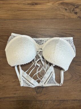 Victoria's Secret Very Sexy push-up bra features size 34C